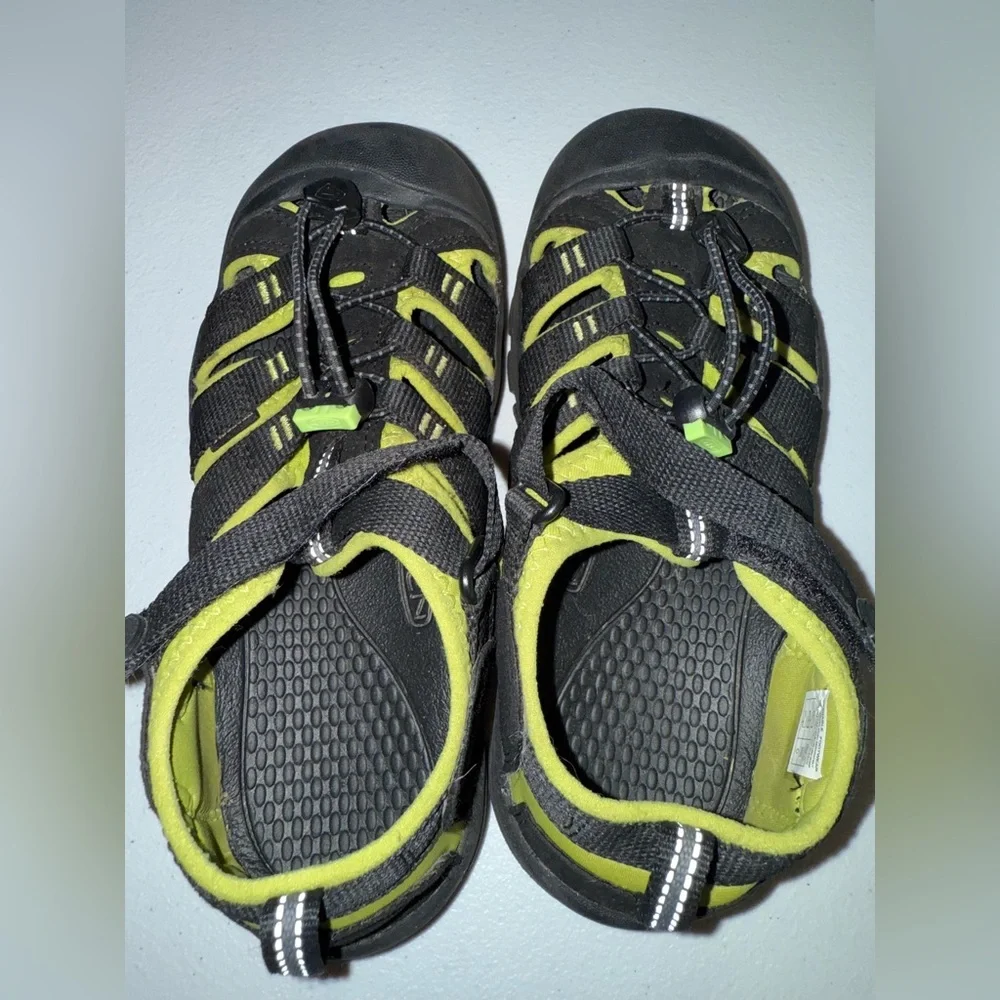KEEN Newport H2 sandals in a black and neon lime green boys Size 4
